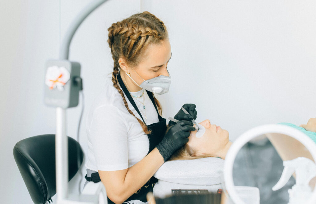 Hogyan válhatsz márkanagykövetté a szempillaépítés területén?