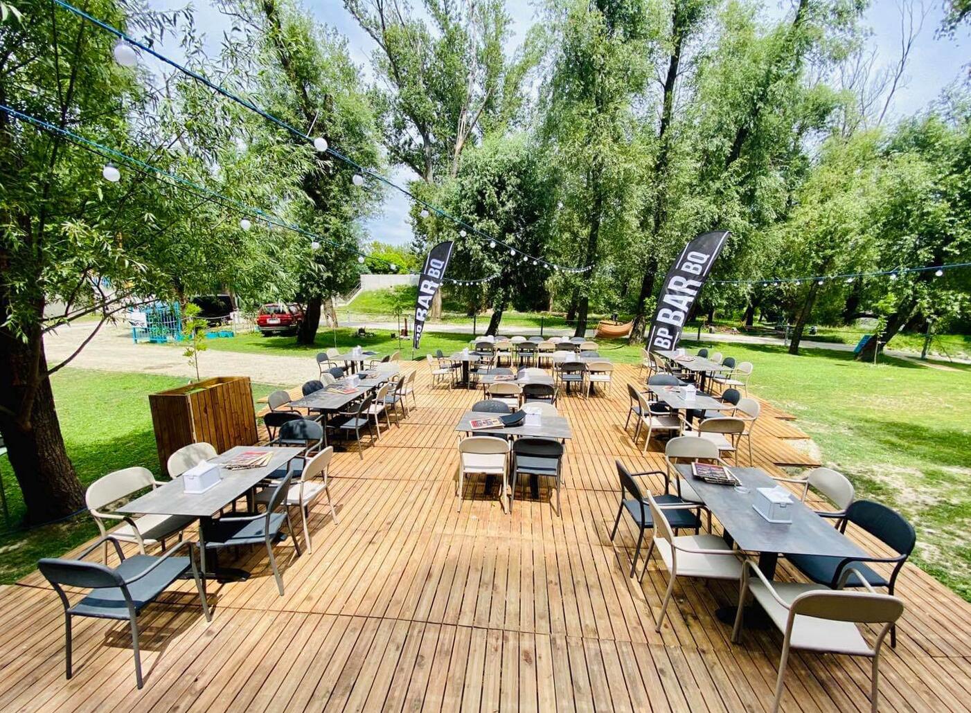 Forradalmi újítás: gyorsan száradó szivacs a kültéri bútoroknál