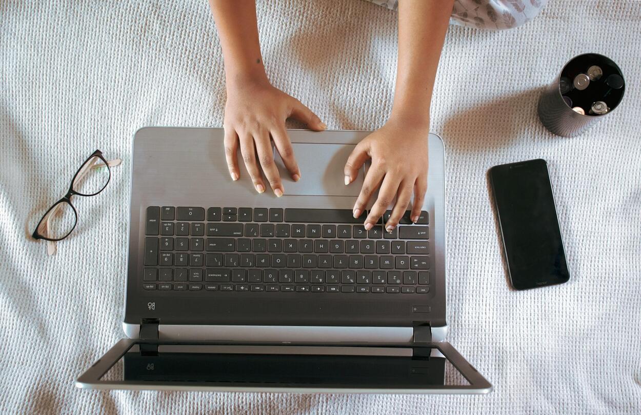 Milyen feladatokat lát el a jövedéki-, termékdíj- és vámügyintéző?