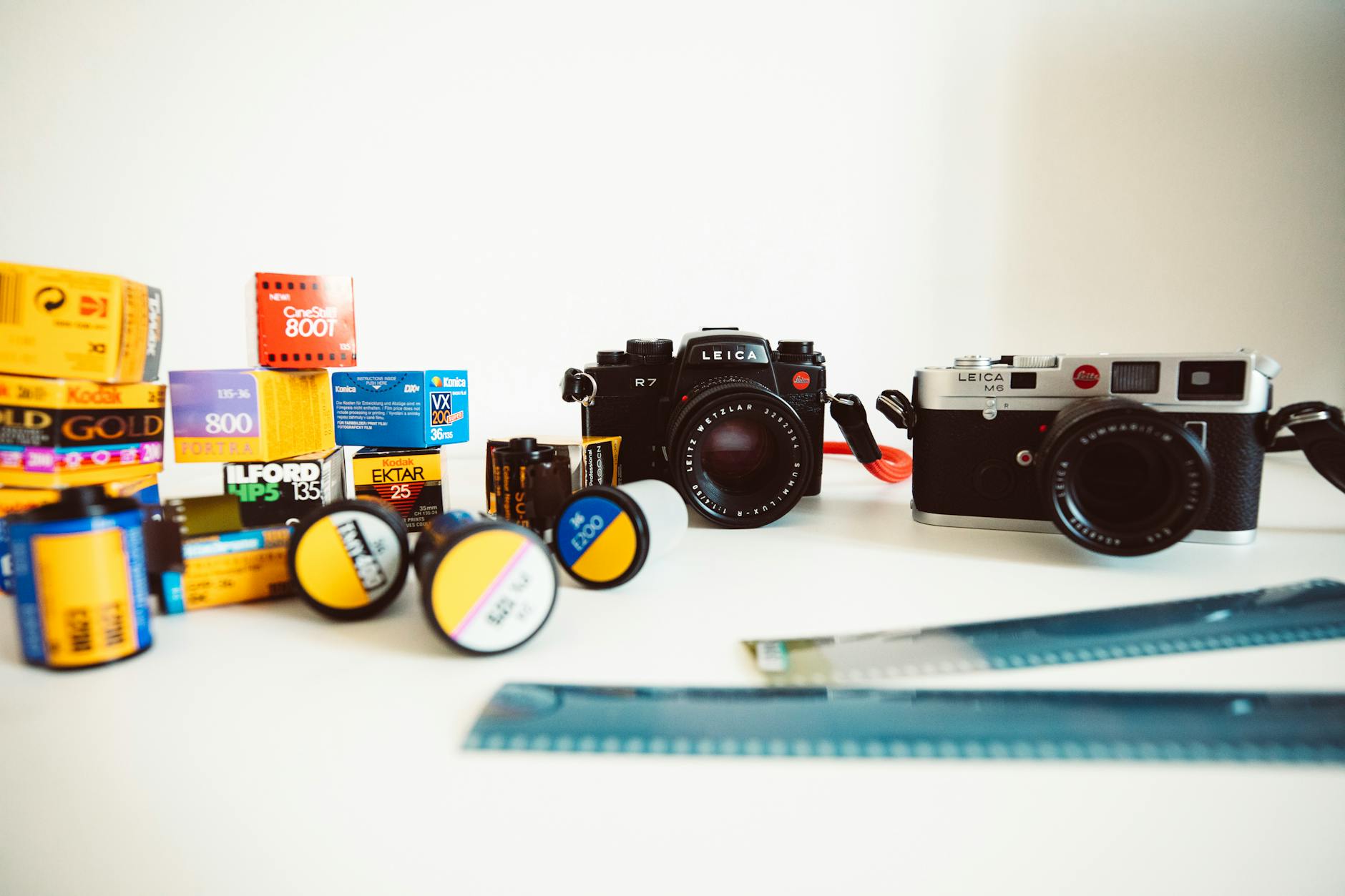 Miért választják egyre többen a lassú és kiszámíthatatlan filmes fényképezőgépeket az okostelefonok helyett?